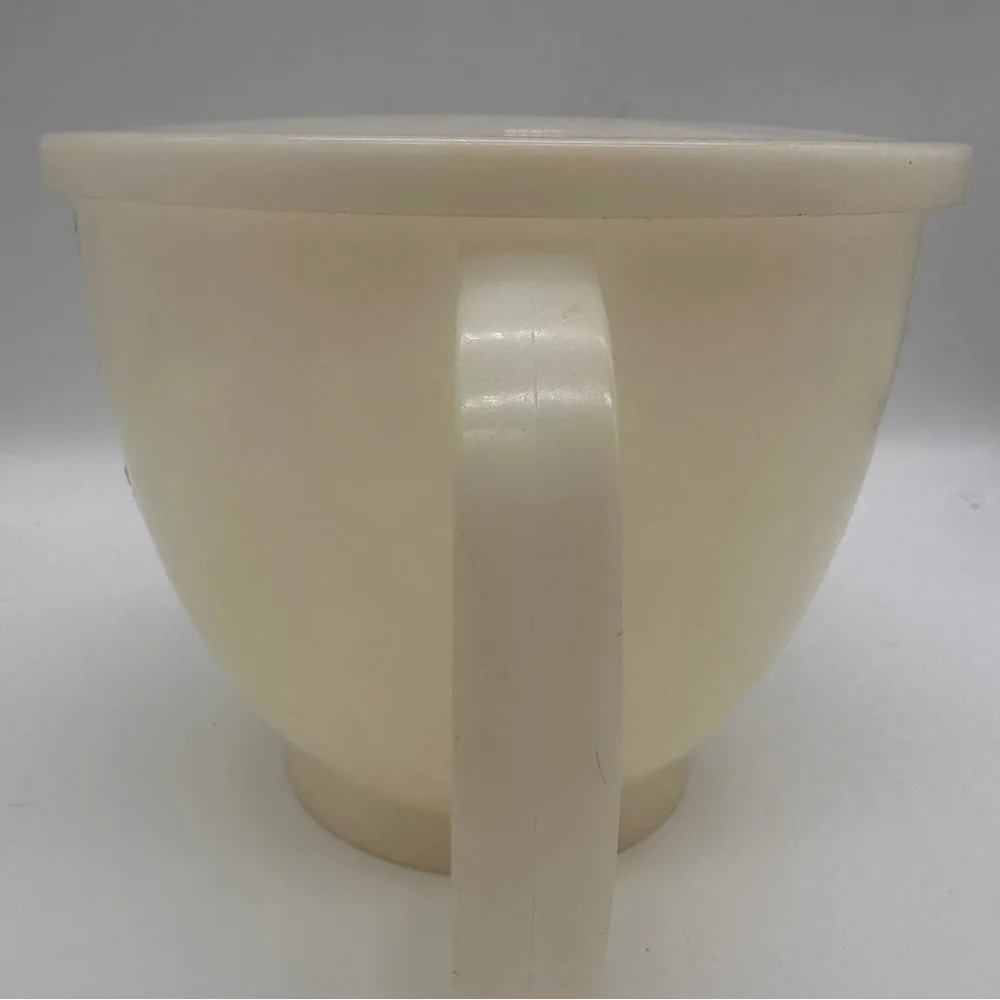 Tupperware Vintage Mix-N-Store 2 Quart Measuring Bowl
